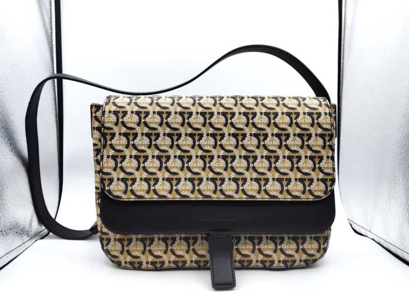 フェラガモ買取 ショルダーバッグPVCレザー